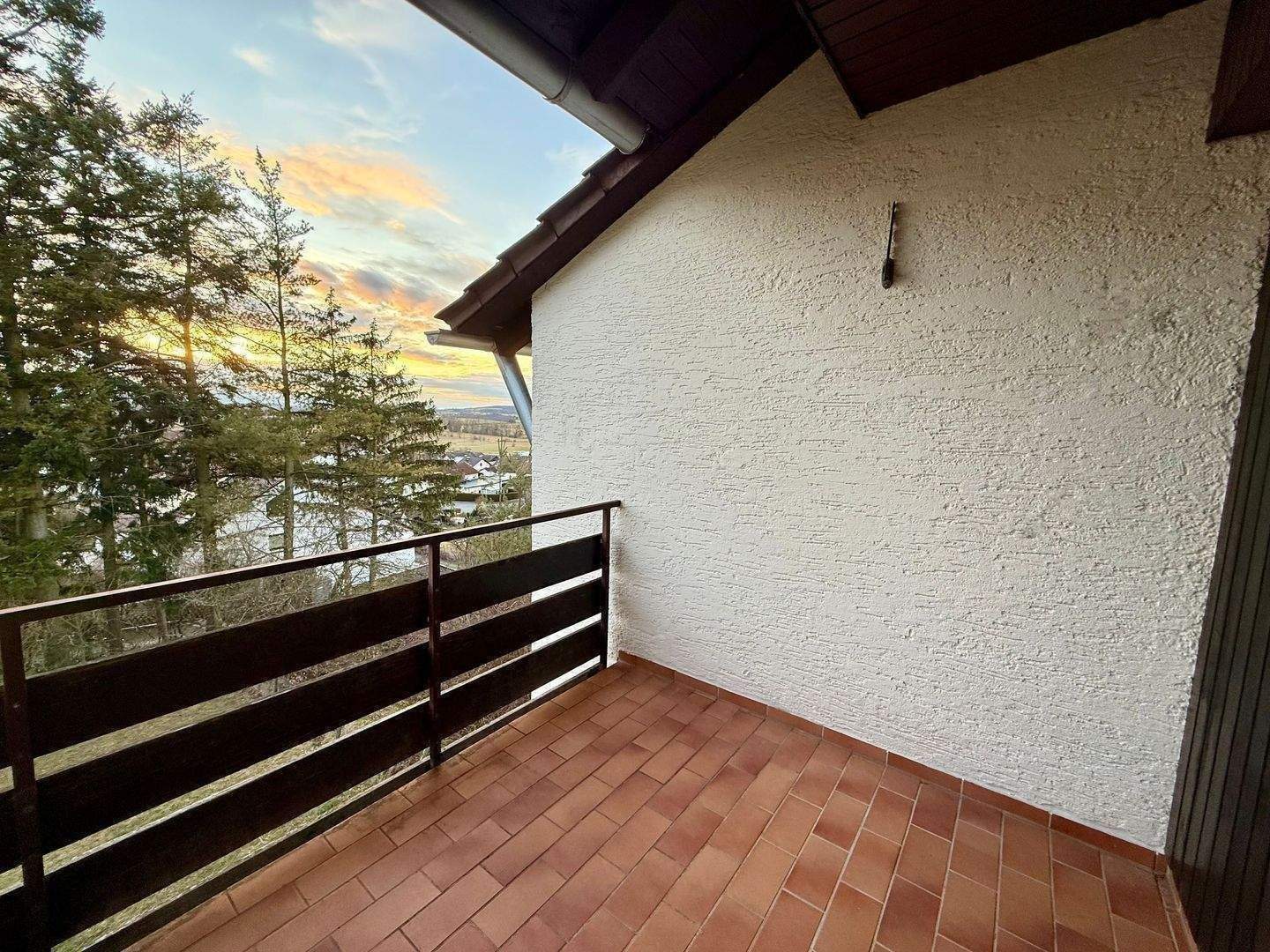 Ohne Provision & sofort bezugsfähig! Schöne 4-Zimmer-Wohnung mit netter Südwestloggia & ca. 86,6 qm im 1.Stock – Dietersheim – Bild 1 von 9