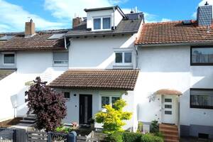 Modernes Reihenmittelhaus mit beeindruckendem Skylineblick auf Frankfurt am Main