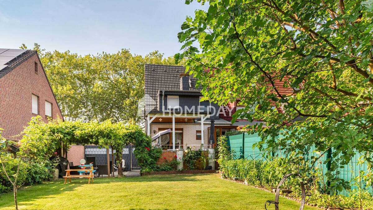 Modernes Familienglück - Saniertes Reihenendhaus mit 130 m² Wohnfläche und Traumgarten am Schloßpark – 44795 Bochum – Bild 1 von 9