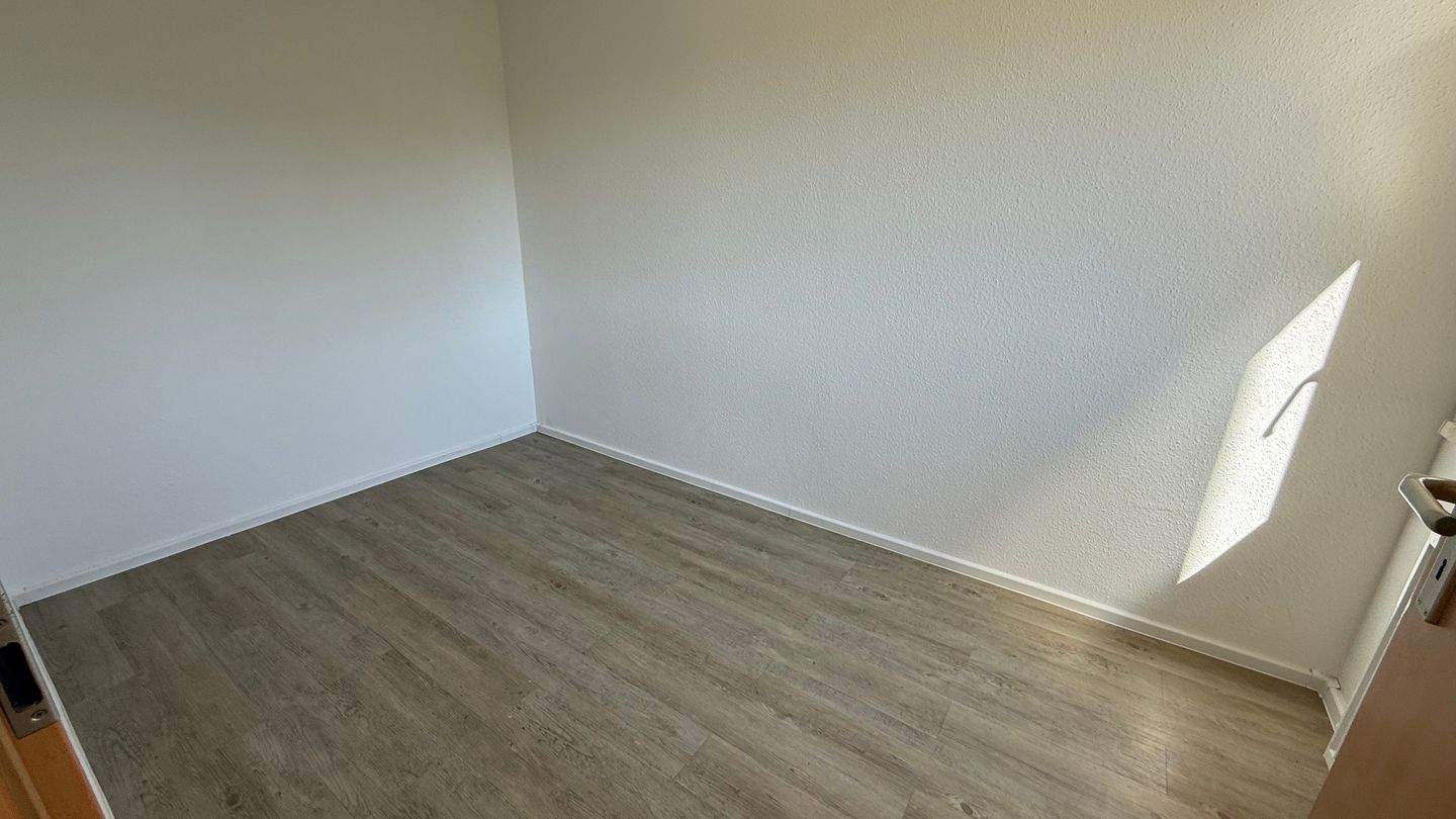Einbauküche mögl. ! Mit dem Aufzug ins 2.OG - Südbalkon - helle Zimmer u.v.m. – Chemnitz – Vorschaubild 5
