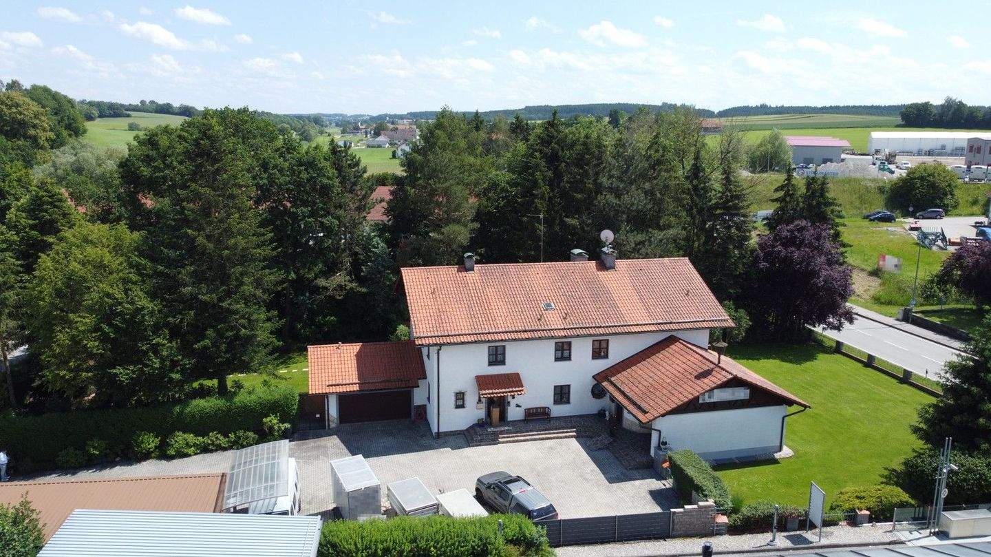 Exklusives Landhaus mit Einliegerwohnung, Gewerbefläche und weitläufigem Grundstück – Egglkofen – Bild 1 von 9