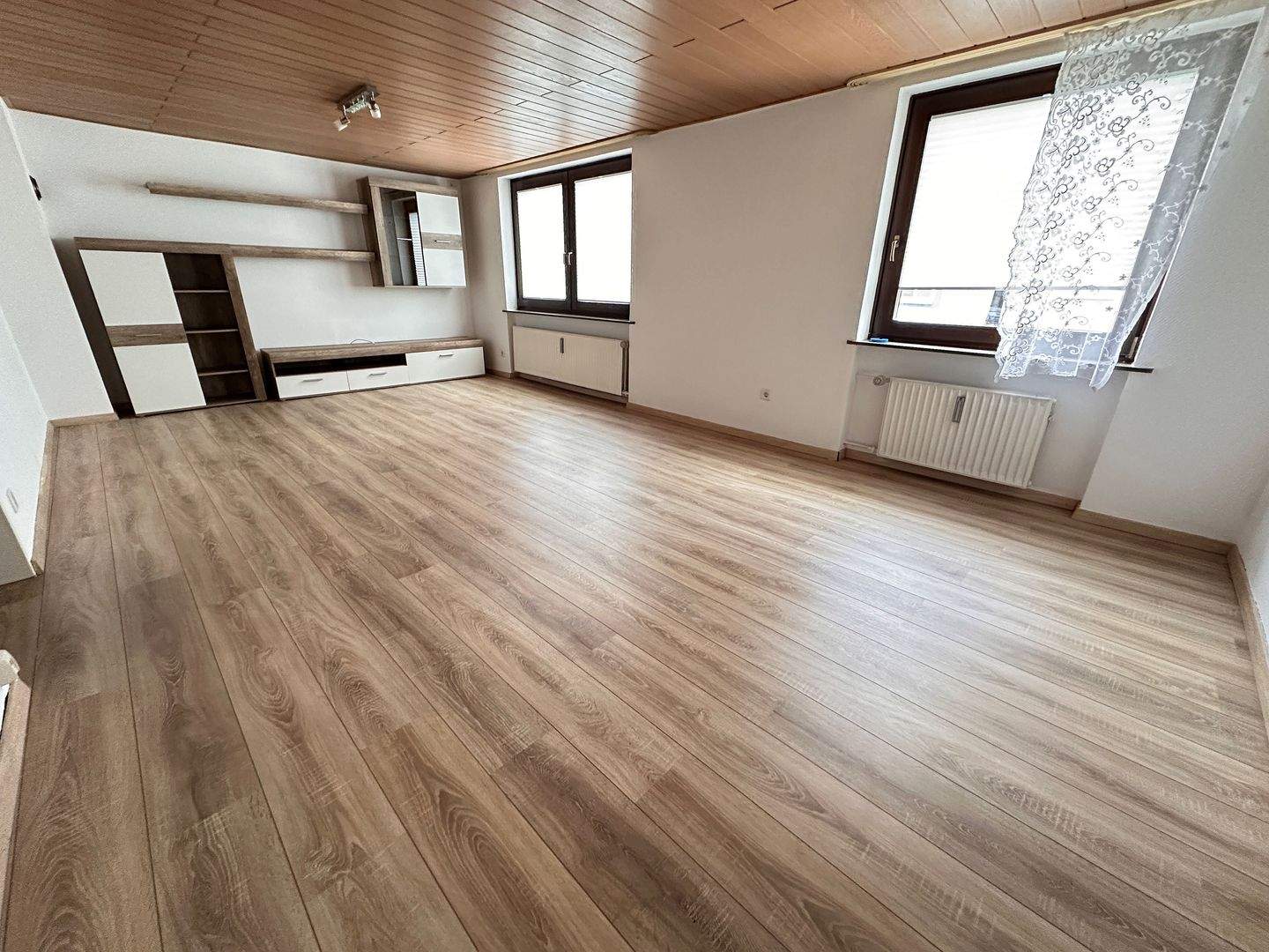 Zentrale 2-Zimmer- Wohnung mit Einbauküche, modernem Bad und Gartennutzung