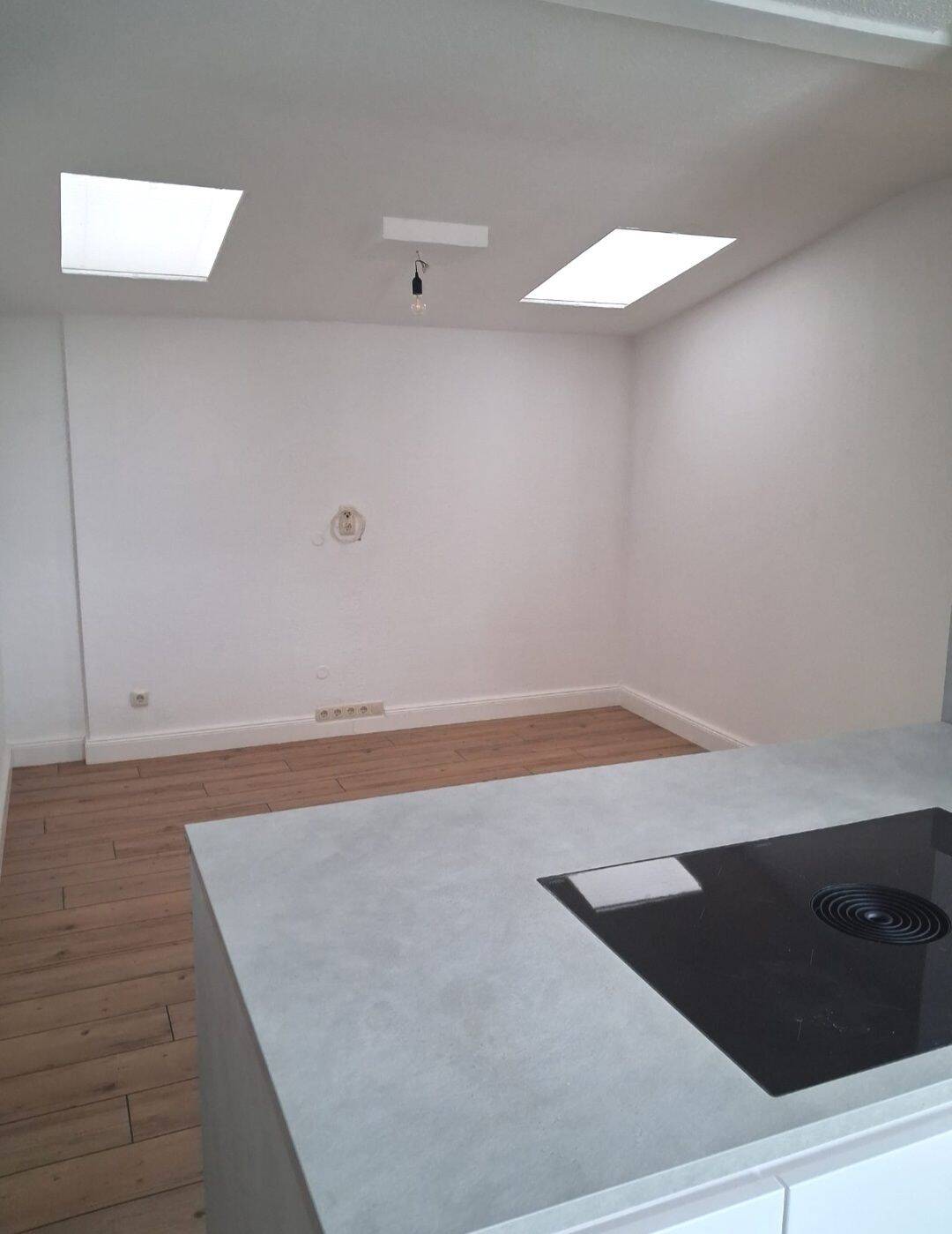 *ERSTBEZUG NACH SANIERUNG * SCHICKE 3-RAUM-WOHNUNG MIT BALKON, EINBAUKÜCHE UND STELLPLATZ – Magdeburg – Vorschaubild 3