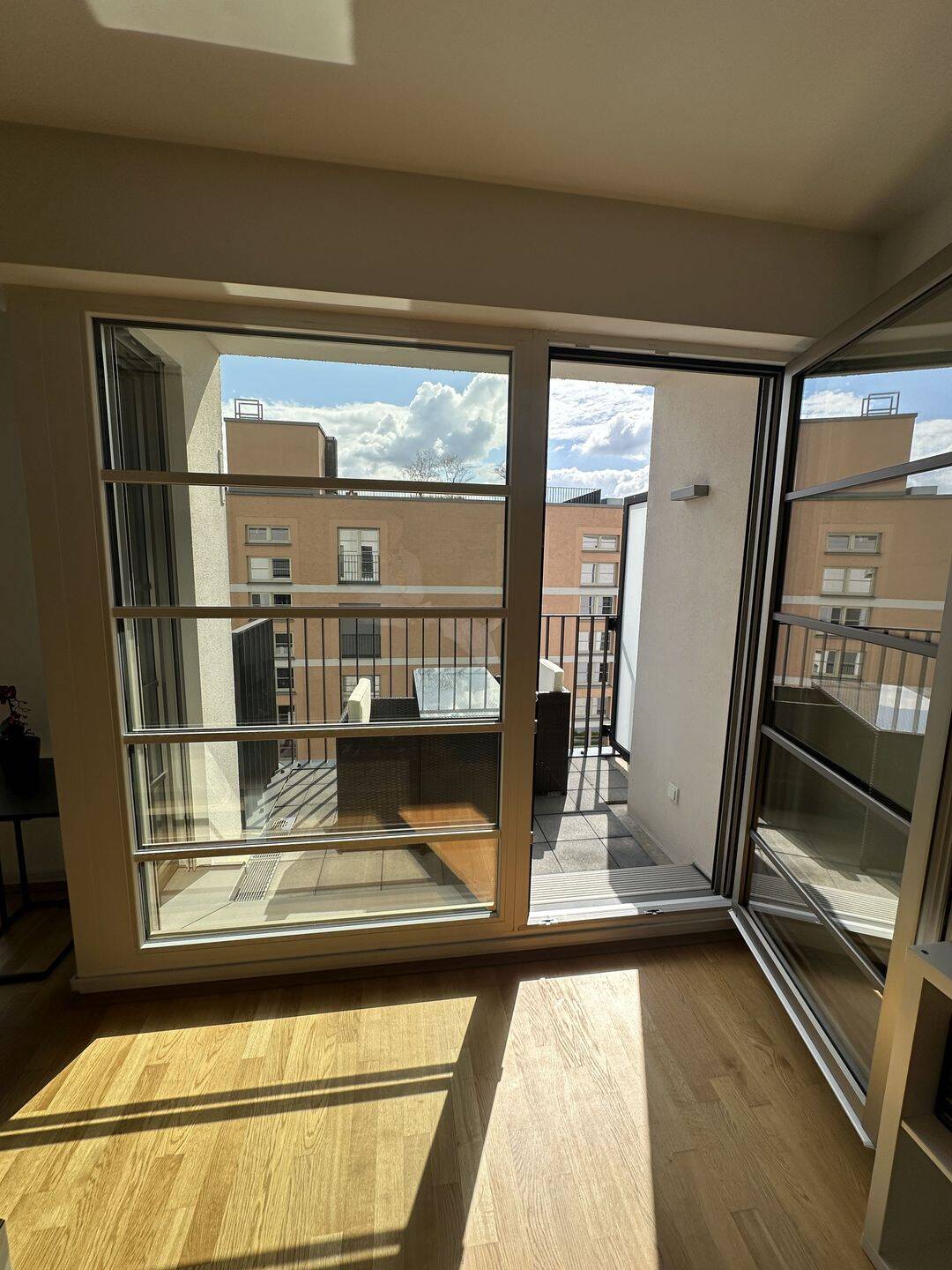 Sonnige 2-Raum-Wohlfühl-Wohnung mit Balkon und Dachterrassennutzung – München – Vorschaubild 5