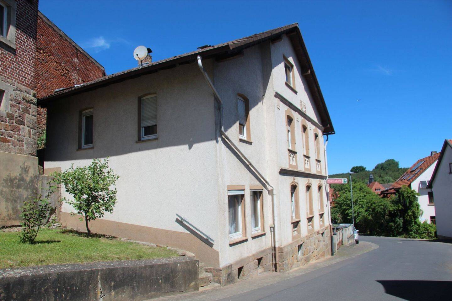 Eindrucksvolles Wohnhaus aus dem Jahr 1904 mit ehemaligem Spar-Laden, Scheune und Garage – Burghaun – Vorschaubild 9