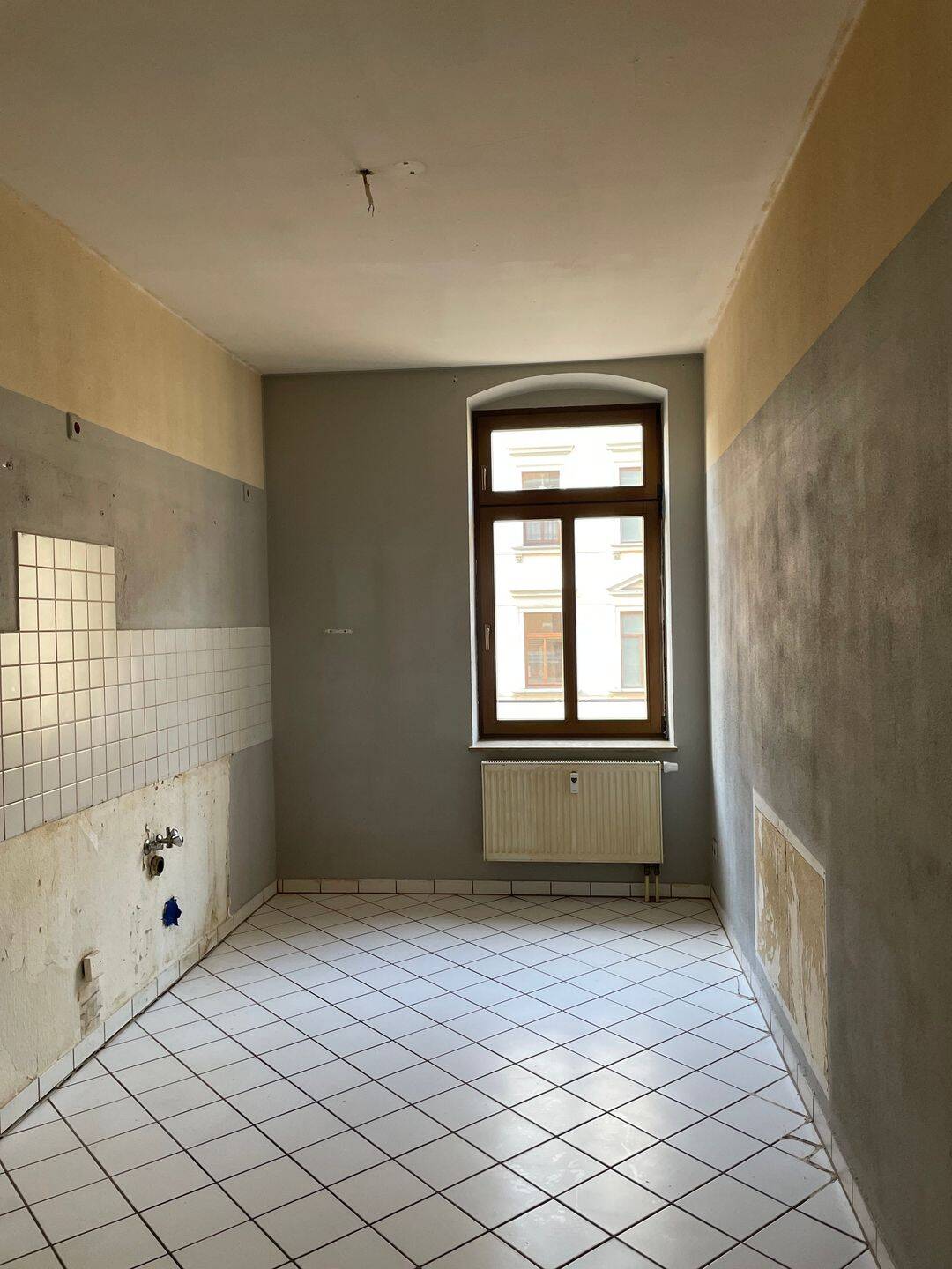 Großzügige 4-Raum-Wohnung (WG-geeignet) mit Balkon in Innenhof, Badezimmer, Abstellraum und Keller – Chemnitz – Vorschaubild 9