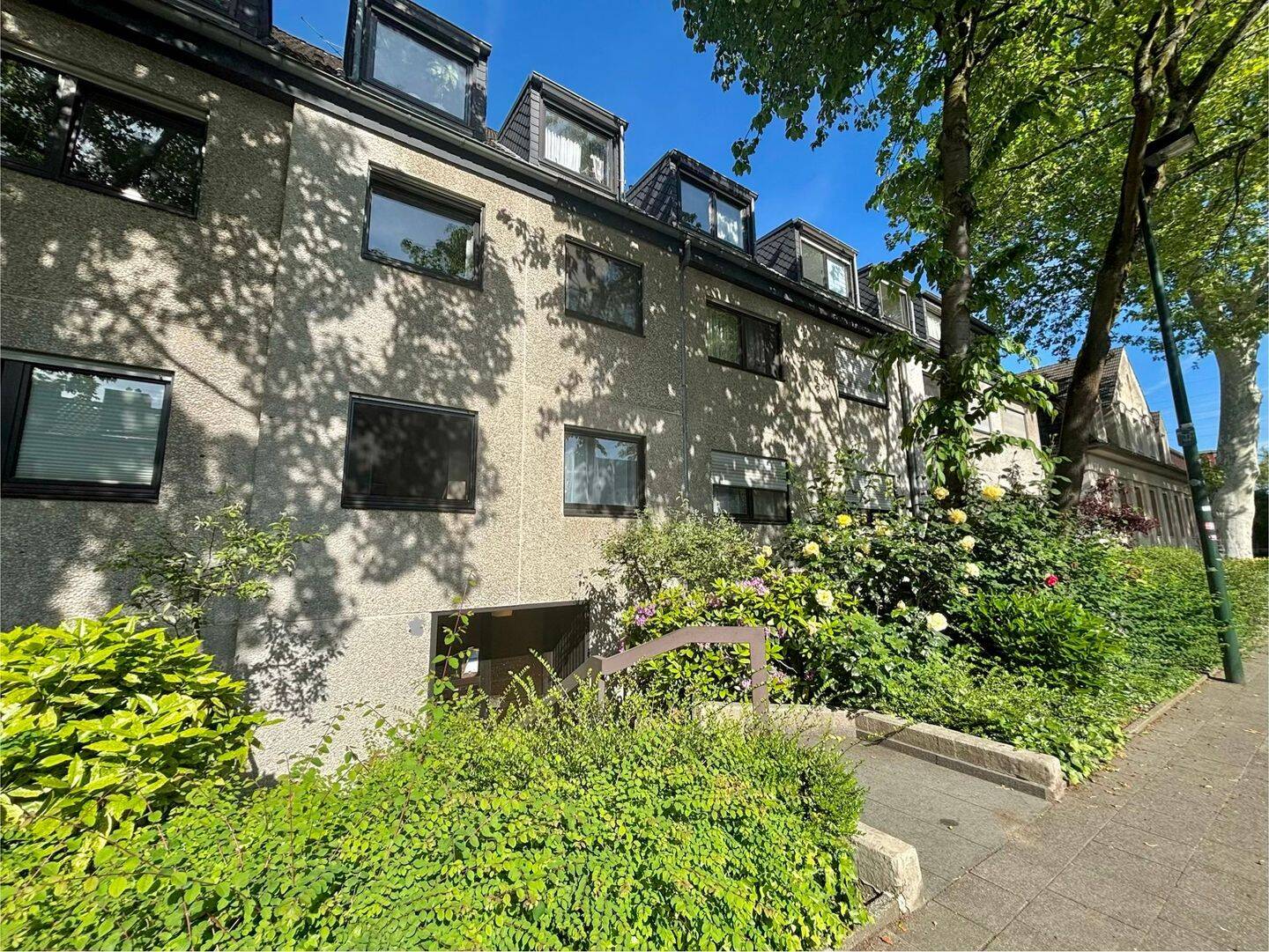 Kapitalanlage mit Perspektive: 3-Zimmer-Wohnung mit Balkon und Garage in Düsseldorf-Lierenfeld – Düsseldorf – Vorschaubild 2