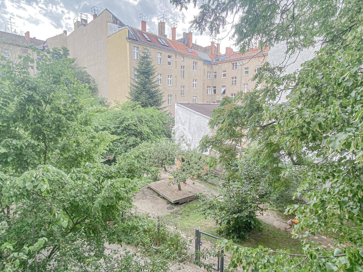 RUHIG UND GRÜN GELEGEN! GROßZÜGIGE & KLASSISCH SCHÖNE ALTBAUWOHNUNG MIT TOLLEM BLICK! PROVISIONSFREI – Berlin – Vorschaubild 3