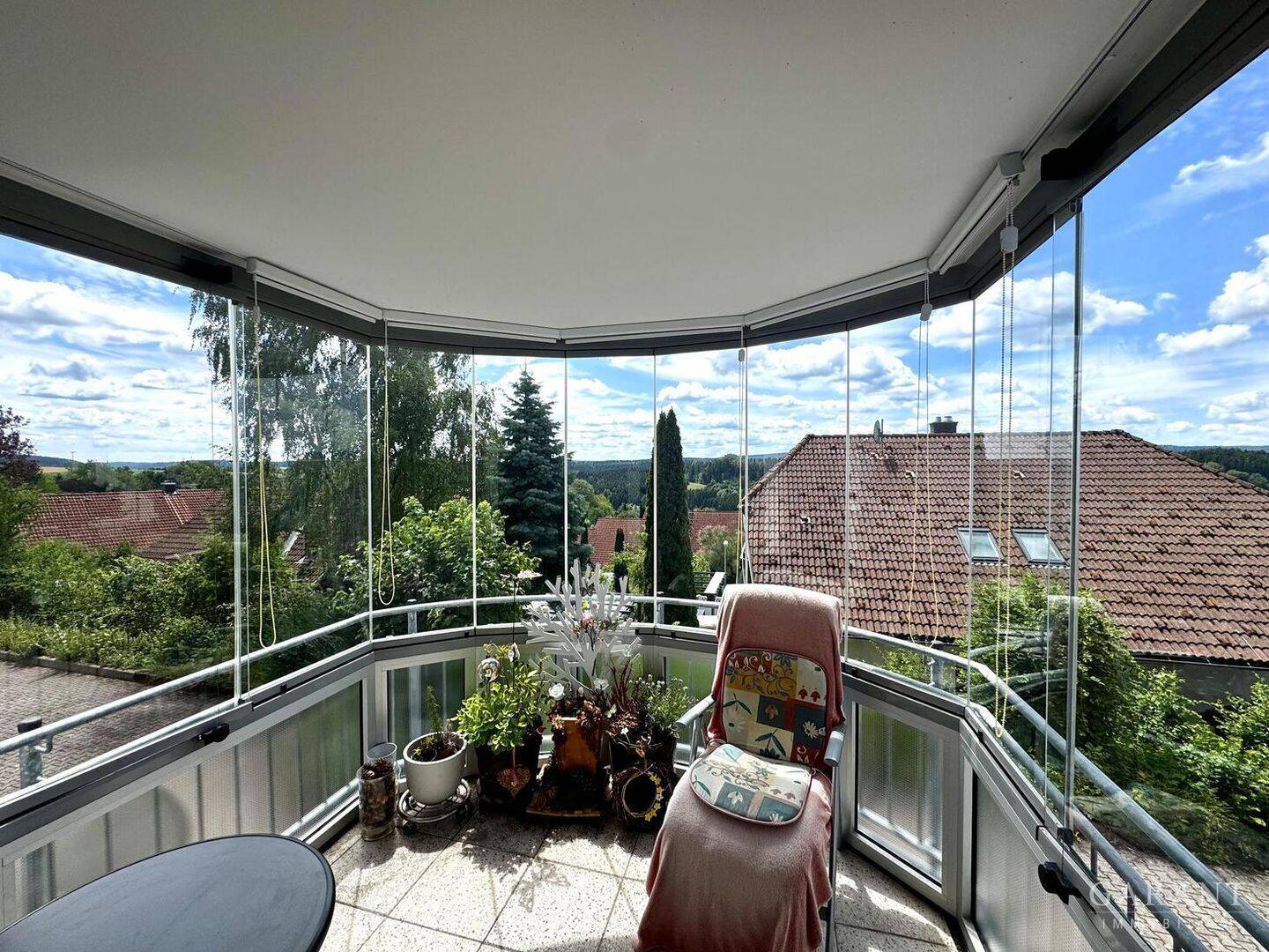 Lichtdurchflutete 3 1/2 Zimmer-Wohnung mit Wintergarten-Balkon, Garage und Keller in Dornstetten