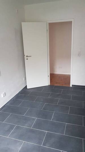 Modernisierte 4-Zimmer-Wohnung mit 2 Balkonen und Parkett in begehrter Lage von Frankfurt-Ginnheim – 60431 Frankfurt am Main – Vorschaubild 7