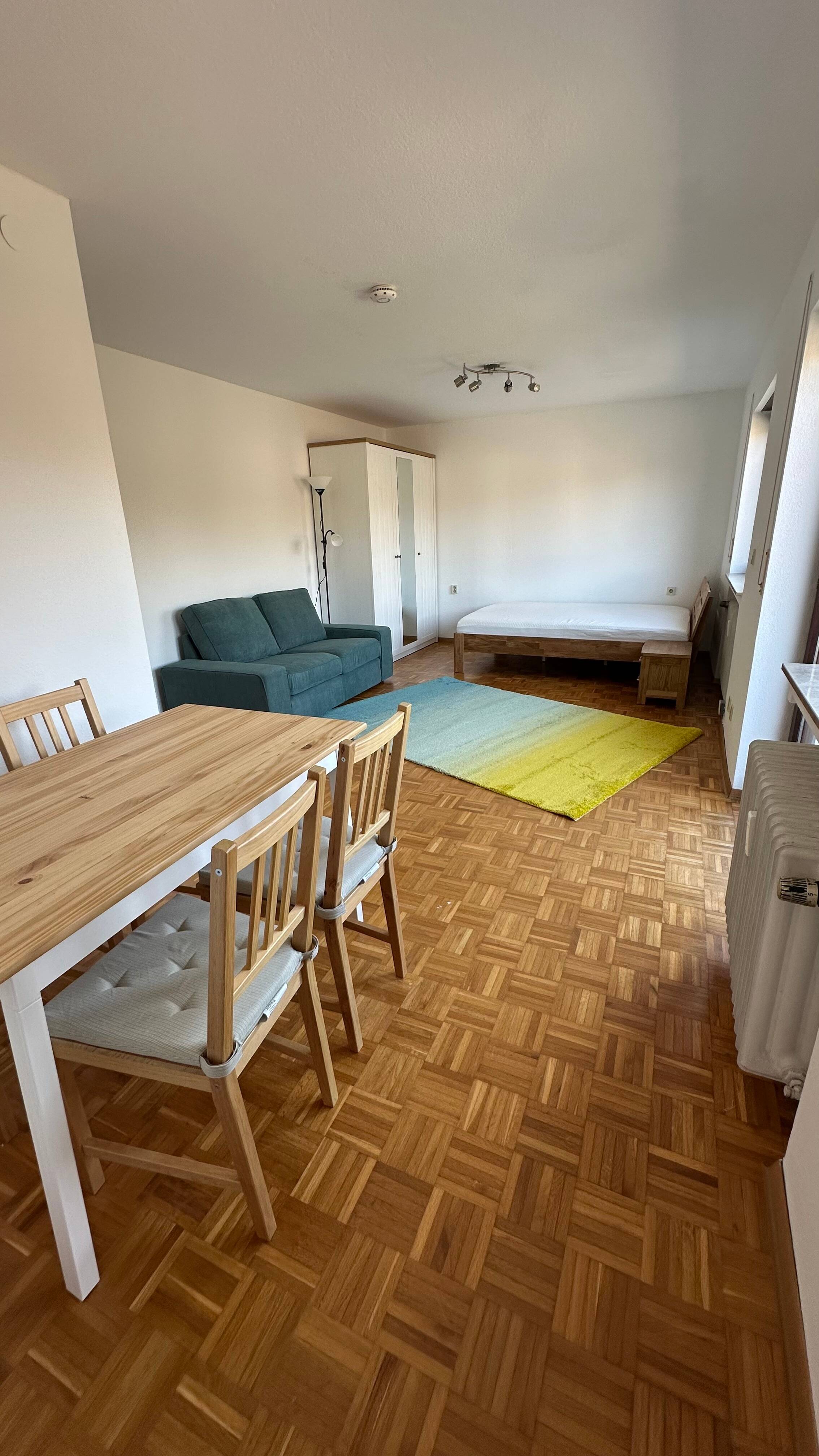 Helle, renovierte und möblierte 1-Zimmer Wohnung mit großem Balkon und eigenem Parkplatz – Stuttgart – Vorschaubild 2