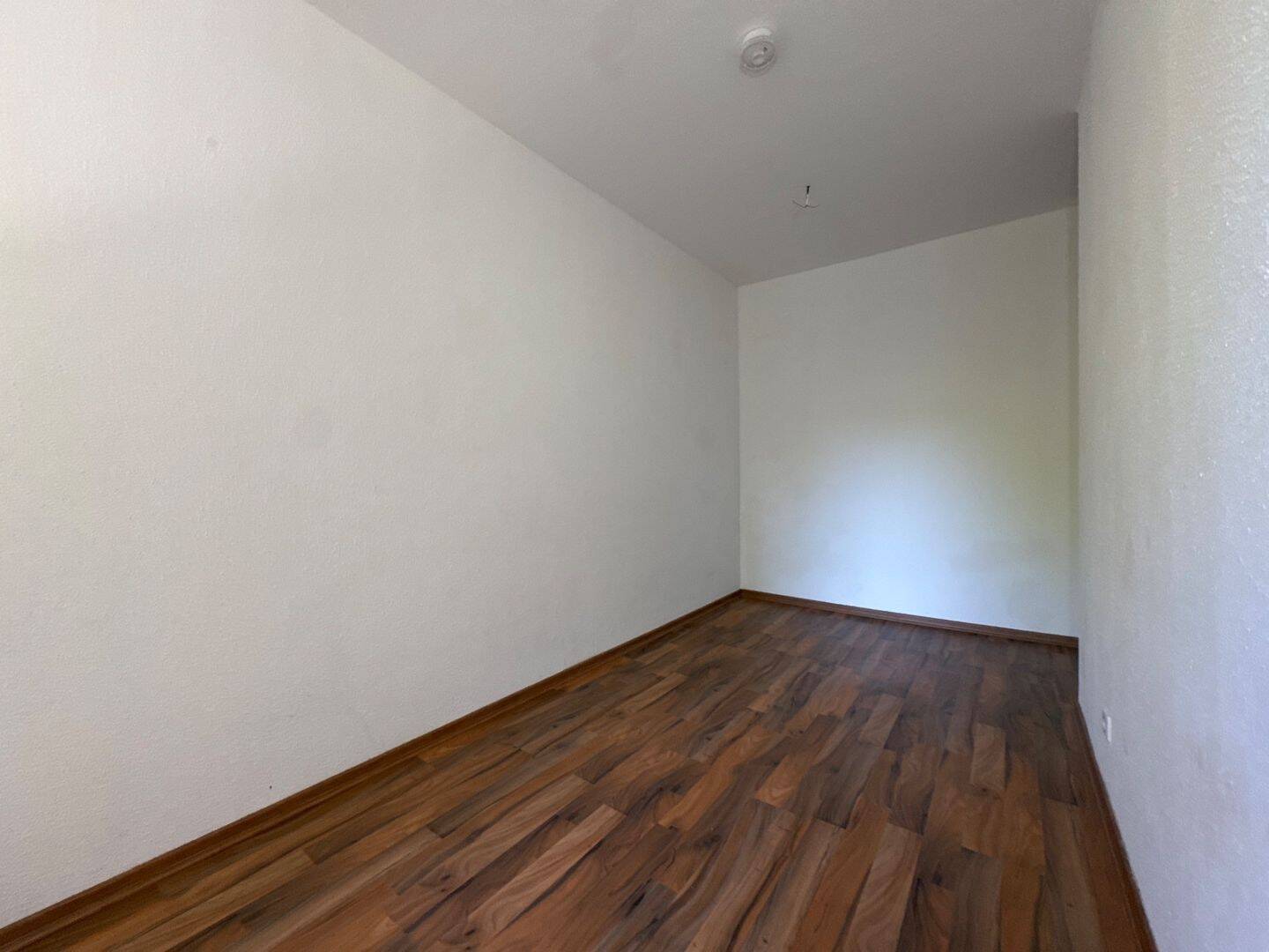 1. OG mit Laminat / großer Balkon / begrünter Innenhof – Chemnitz – Vorschaubild 7