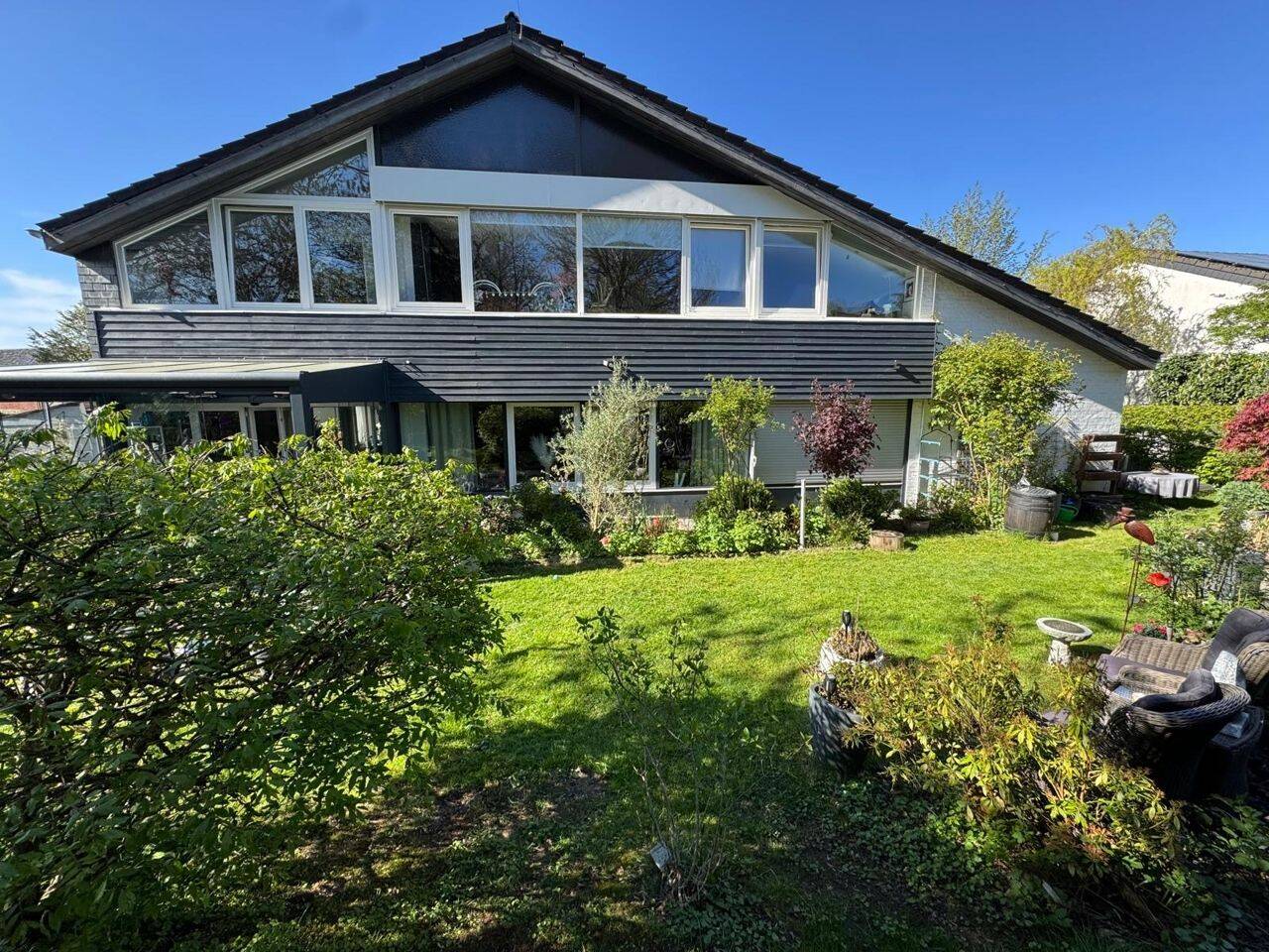Modernisiertes Wohnhaus mit zusätzlicher Gewerbeeinheit + Top-Energiepaket (WP + PV + Speicher)