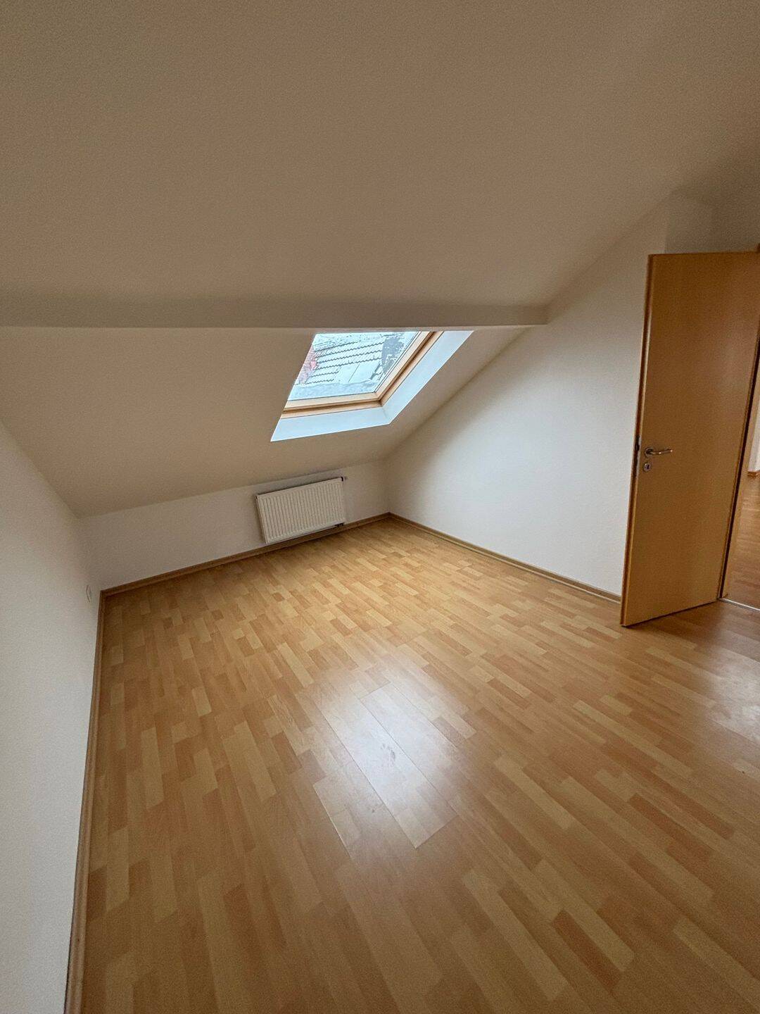 Loftartige Dachgeschosswohnung in Wuppertal-Oberbarmen, frisch modernisiert – Wuppertal – Vorschaubild 4