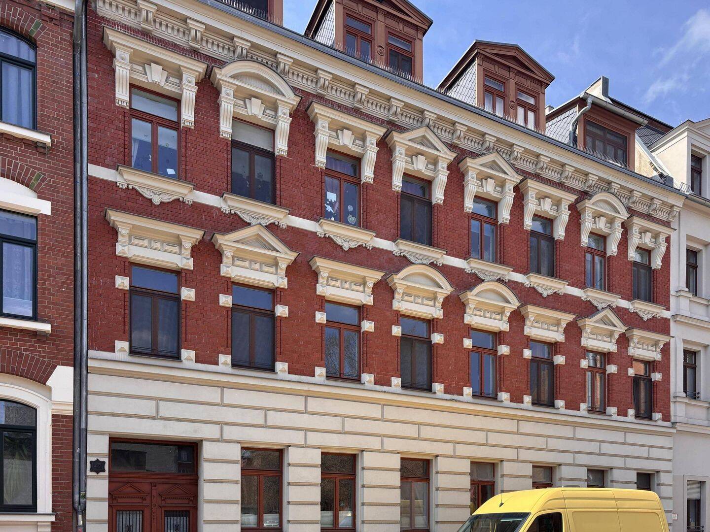 Stilvolle 5-Zimmer-Wohnung in denkmalgeschütztem Ensemble in Leipzig-Lindenau mit Balkon