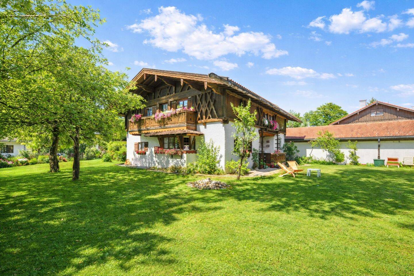 Charmantes Landhaus-Unikat in Otterfing - großzügiges Grundstück - vielseitige Nutzungsmöglichkeiten – Otterfing – Bild 1 von 9