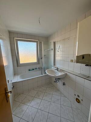 Teilsanierte 4-Zimmer-Wohnung - Altkönigstr. 1 – 65239 Hochheim – Vorschaubild 4