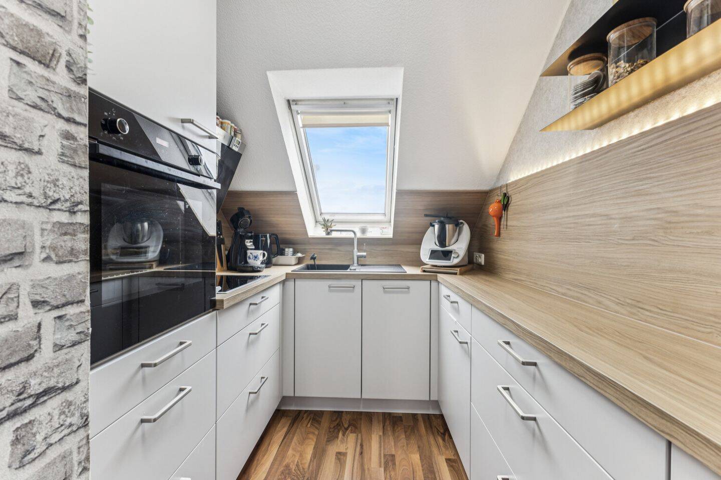 Gepflegte und helle 2,5- Zimmerwohnung mit PKW- Stellplatz mitten in Hastedt – Bremen – Vorschaubild 3