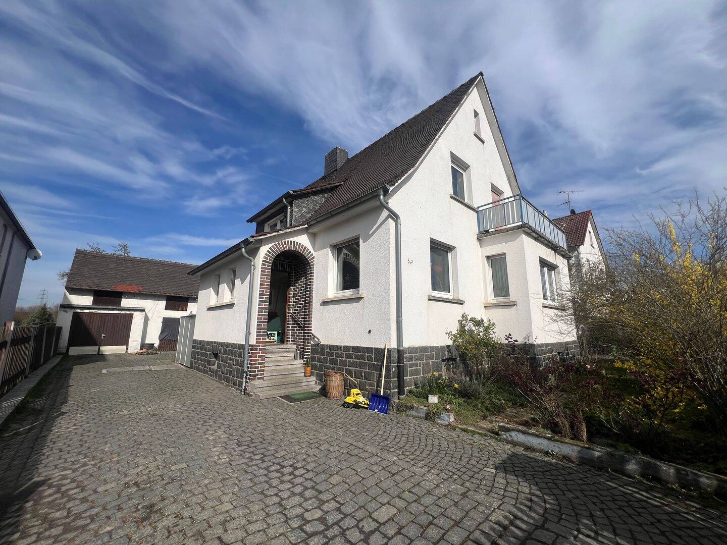 Solides Einfamilienhaus mit Nebengebäude auf in zentraler Lage auf Wunsch mit iSFP – Groß-Bieberau – Bild 1 von 8