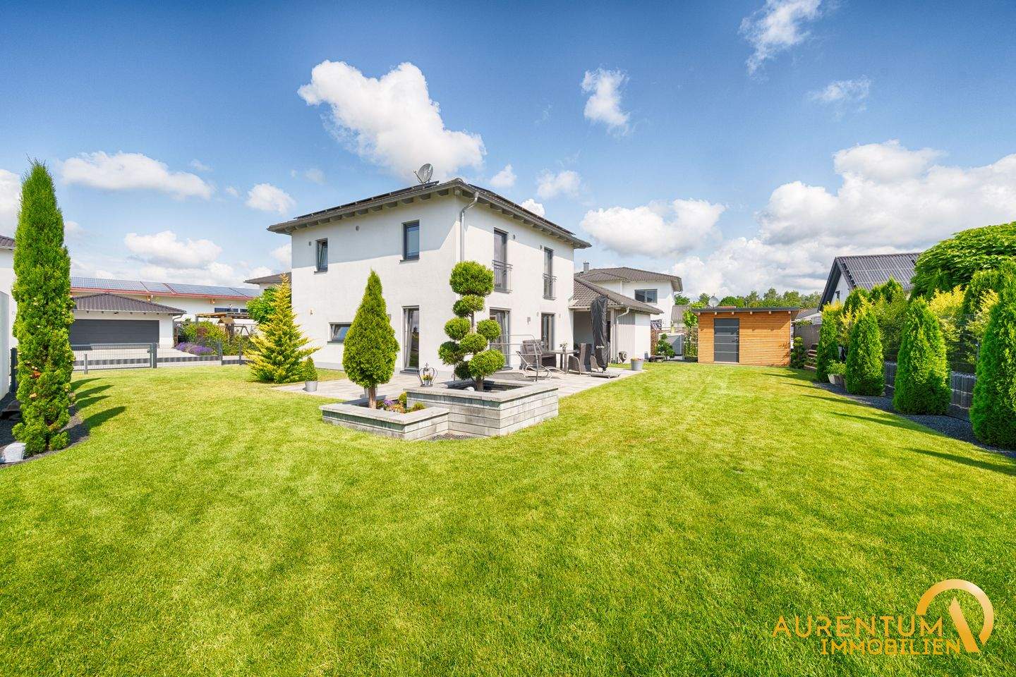 Modernes und energieeffizientes Einfamilienhaus mit einem wunderschönen Garten in ruhiger Lage – Kirchroth – Bild 1 von 9