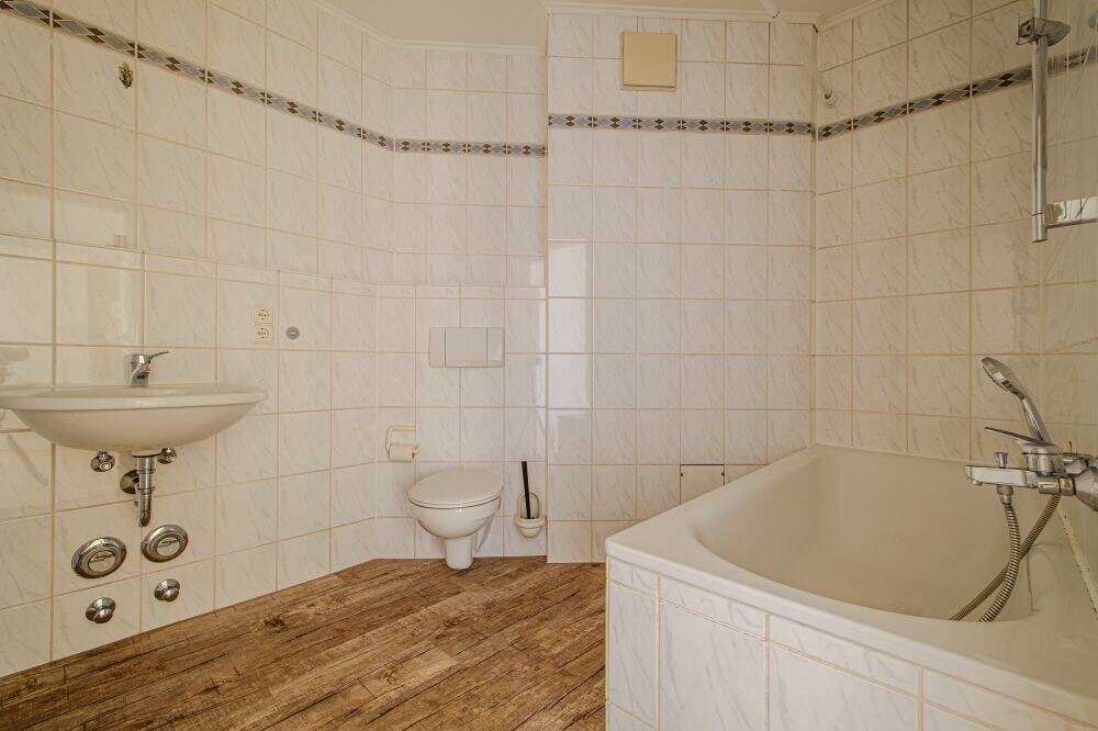 SUPER GRUNDRISS - BALKON - ROLLOS - WANNENBAD - EINBAUKÜCHE - TG-STELLPLATZ – Dresden – Vorschaubild 6