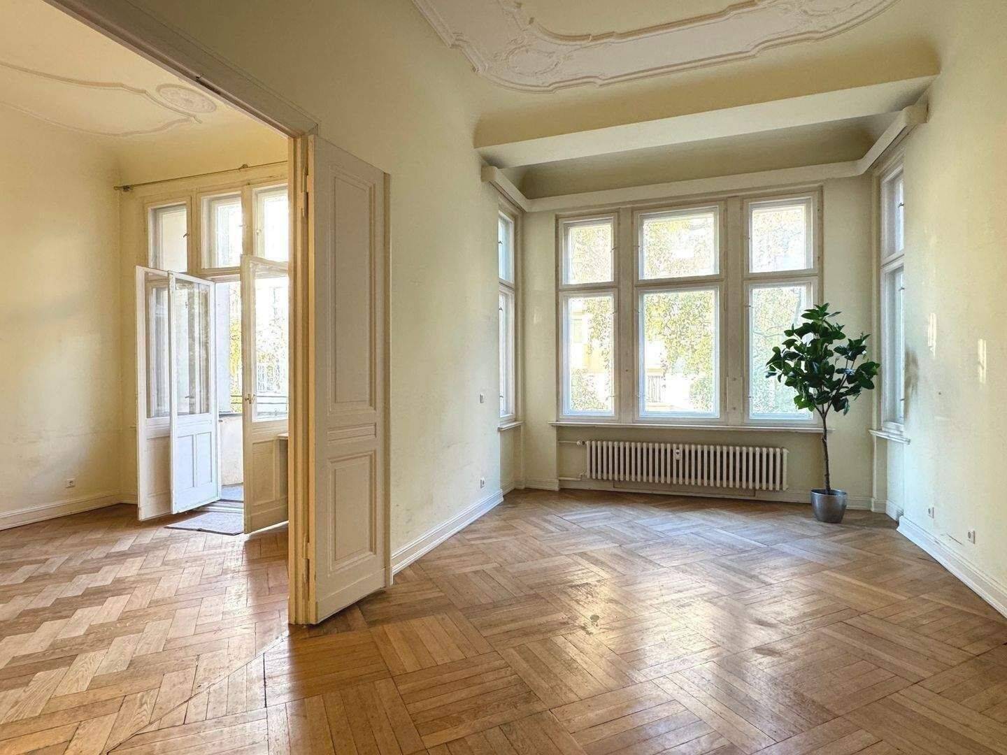 WUNDERBARE, GROSSZÜGIGE 5-6 ZIM. ALTBAU-WHG., GR. WOHNKÜCHE + BALKON MIT VIEL POTIENTIAL UNWEIT KUDAMM – Berlin – Vorschaubild 7