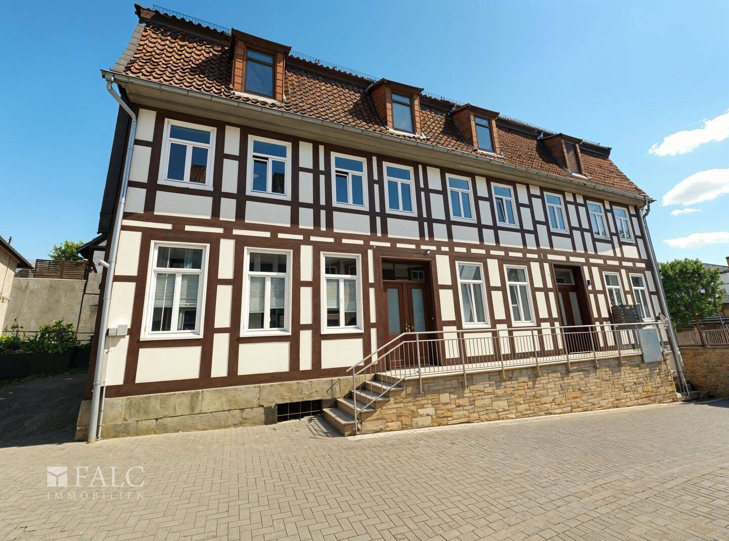 Neue Rendite ab 01.09.2026! Komplett saniertes Mehrfamilienhaus mit 11 WE und 2 Garagen – Alfeld (Leine) – Vorschaubild 2