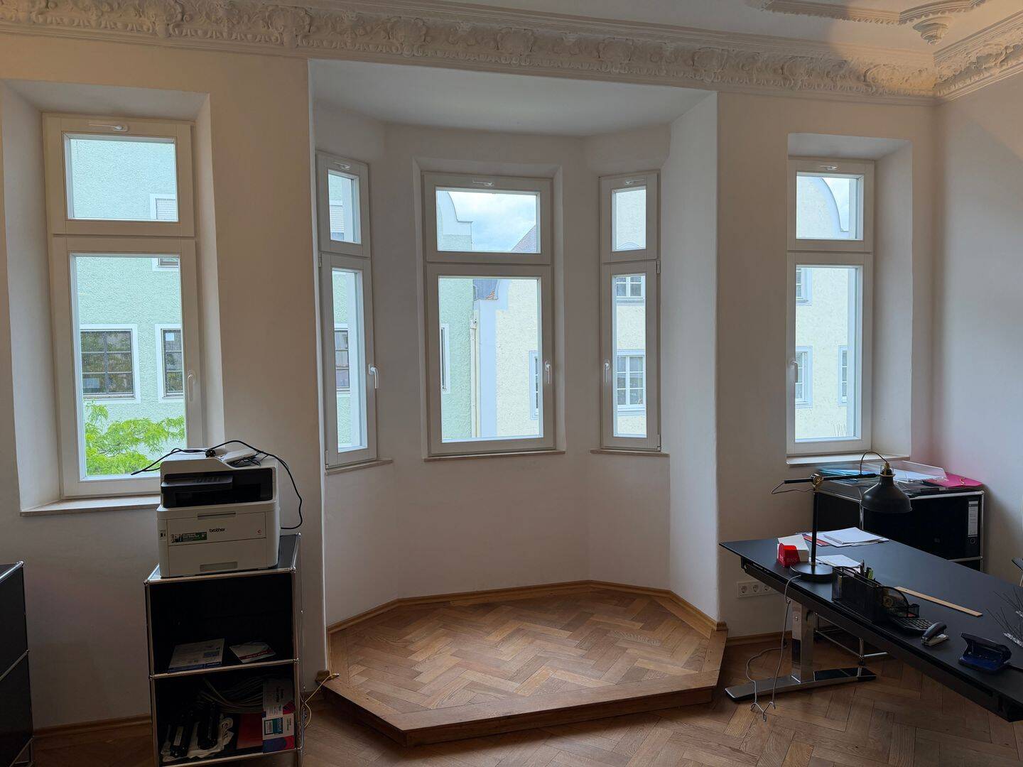 Altbauwohnung - Balkone zur Ludwigstraße, Schneckendusche, Stuck, Fischgrätparkett und EBK – Ingolstadt – Vorschaubild 7