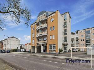 Gemütliches Apartment mit Balkon nahe Römerbrücke. Über 4 % Rendite; Paketkauf möglich.