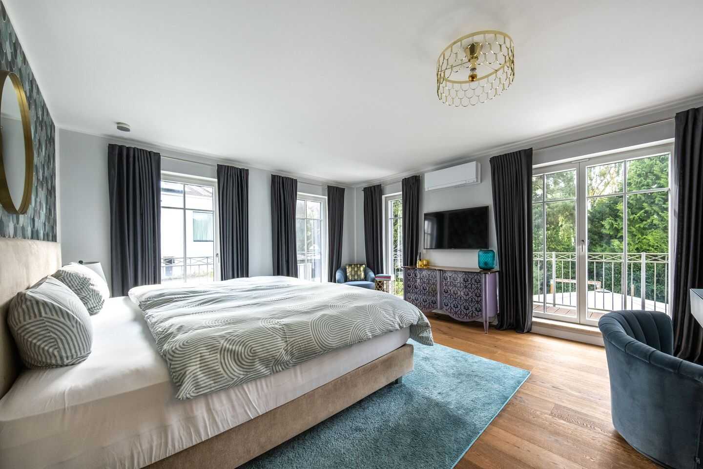 Stilvolle Villa mit traumhaftem Garten. Idyllische Lage zum Wohlfühlen. – München – Vorschaubild 7