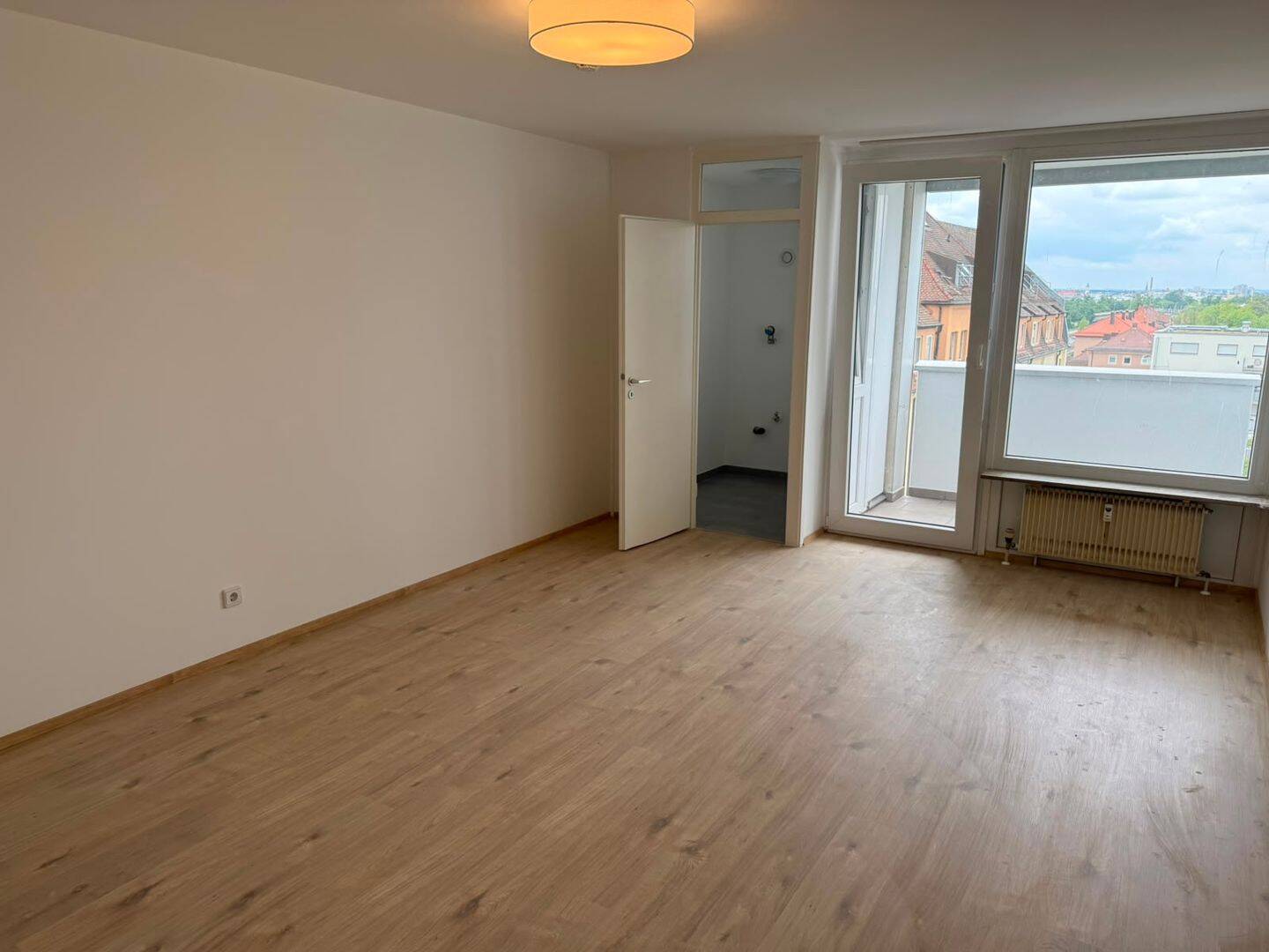 Modern renoviertes 1-Zimmer-Apartment mit Einbauküche, Balkon und toller Aussicht
