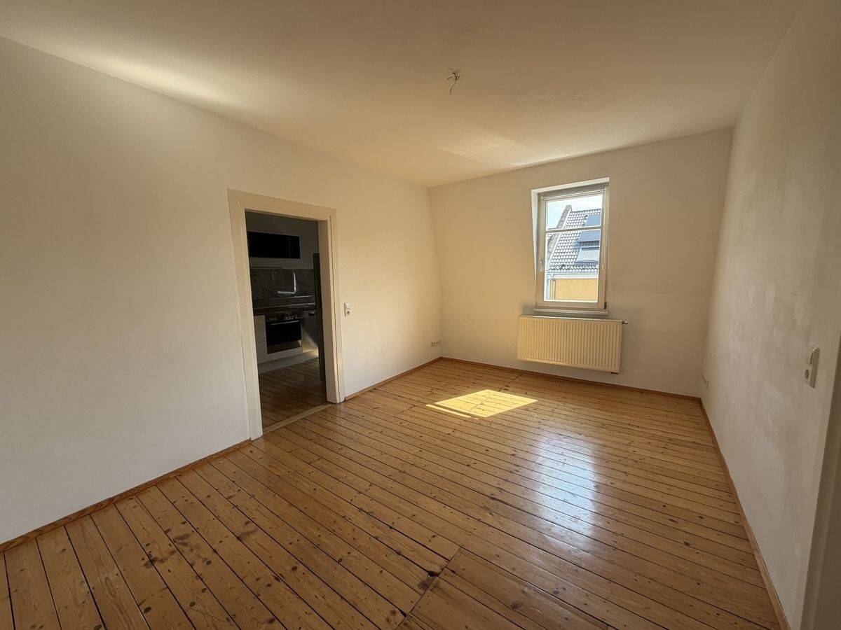 Charmante 2-Zimmer-Dachgeschosswohnung mit Einbauküche in der Karlsruher Südstadt