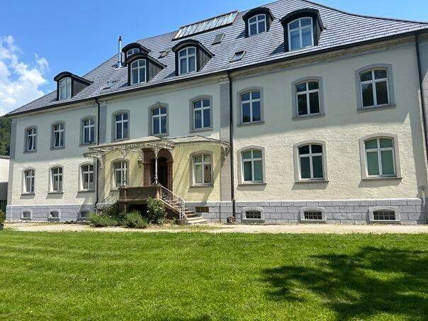 Stilvolle 5-Zimmer-Wohnung in historischer Villa mit Denkmalschutz auf großem Erbpachtgrundstück