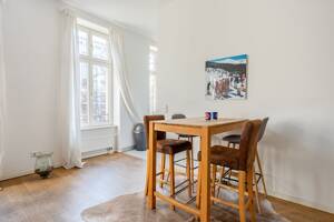 ?? Stilvoller Altbautraum mit 2 Zimmern, Einbauküche und Abstellkammer direkt am Rosenthaler Platz – 10119 Berlin – Vorschaubild 2