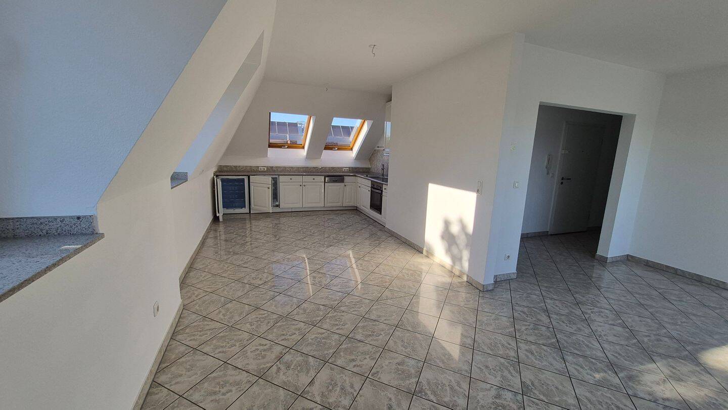 Großzügige und gut geschnittene DG Wohnung in gesuchter Lage direkt am Schmölderpark gelegen. Große Terrasse ! – Mönchengladbach – Vorschaubild 5