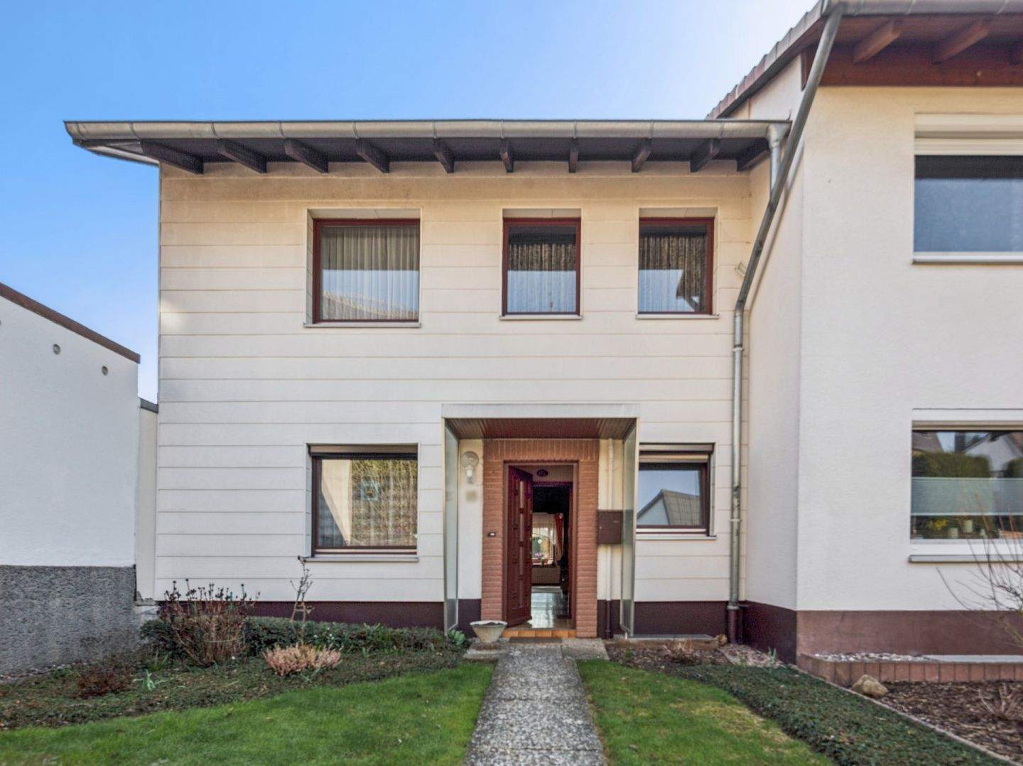 Reihenendhaus mit zwei Garagen in familienfreundlicher Lage von Hameln – Hameln – Bild 1 von 9