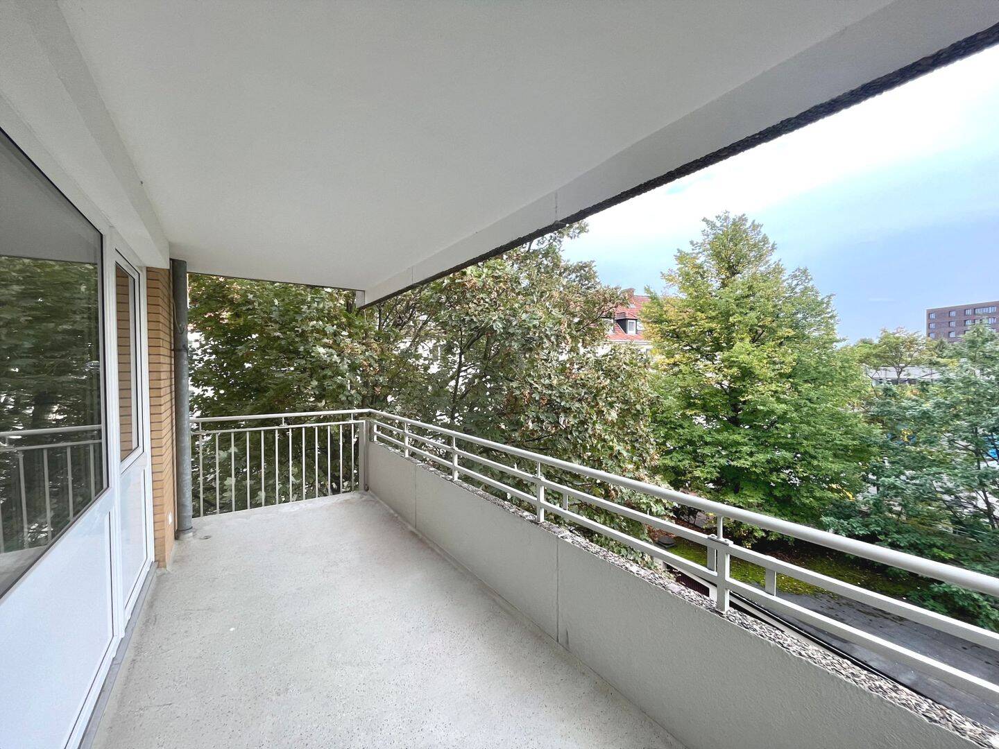 3-Zimmer-Etagenwohnung mit Westbalkon, Stellplatz und Fahrstuhl – Hannover – Vorschaubild 2