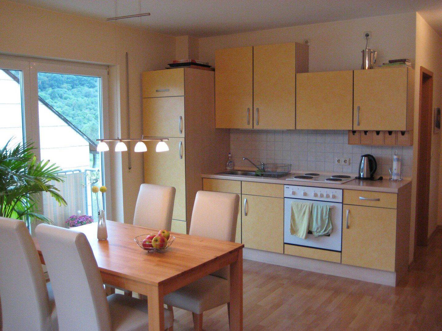 Helle 2 ZKB Wohnung, Balkon, Badezimmer mit Fenster, Einbauküche VB, Keller, Stellplatz