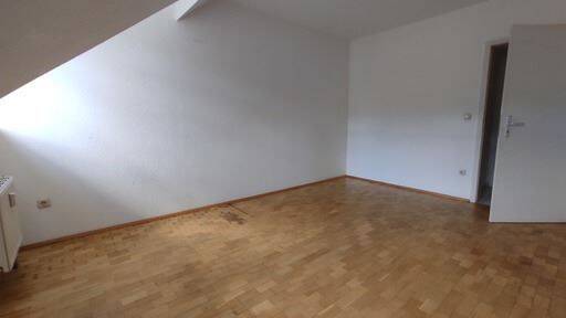 Großzügige DG 3-Zimmer mit Einbauküche, Wannenbad und Parkett in zentraler Lage! – Chemnitz – Vorschaubild 4