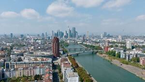 Penthouse-Maisonette in Mainlage: 253 m², Gaggenau-Küche, Jacuzzi, Sauna & Doppelparker – 60594 Frankfurt am Main – Vorschaubild 1