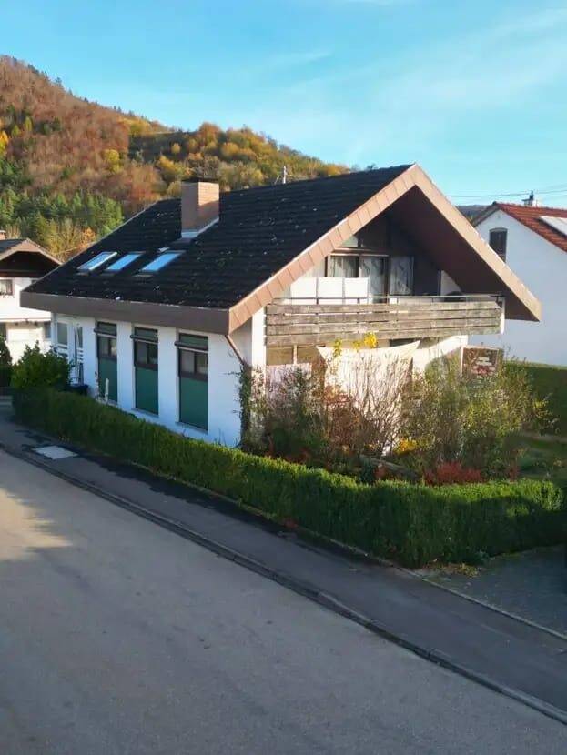 Kapitalanlage mit Zukunft! Einfamilienhaus mit 3 vermieteten Wohneinheiten! – Schelklingen – Bild 1 von 9
