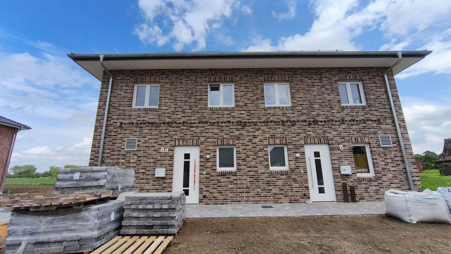 Neubau - Wohnen auf dem Land: Doppelhaushälfte mit Carport und Schuppen in Seestermühe