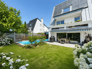 Stilvolle Doppelhaushälfte mit schönem Garten und Außenpool in begehrter Lage von München-Trudering