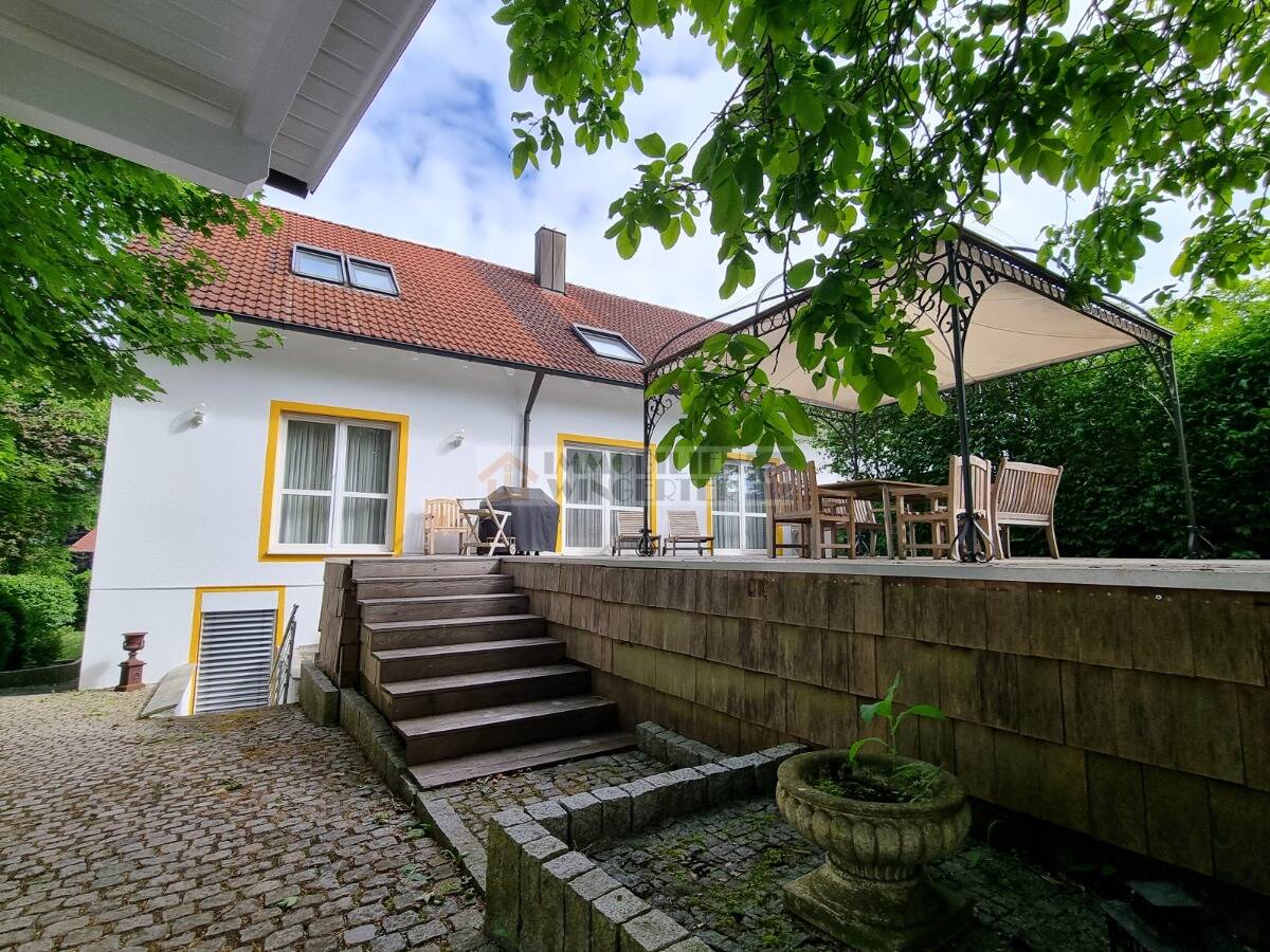 Aufwendig modern gestaltetes Einfamilienhaus in Grenzbauweise mit Einliegerwohnung – Alteglofsheim – Bild 1 von 9