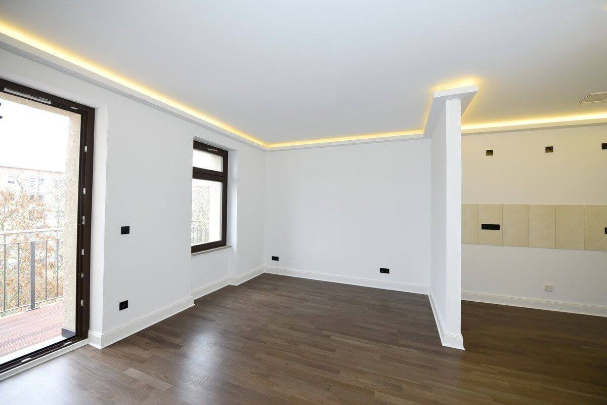 Genial! + Dunkles Parkett + Bad mit Wanne & Dusche + Balkon + Fußbodenheizung + LED-Licht – Leipzig – Vorschaubild 2