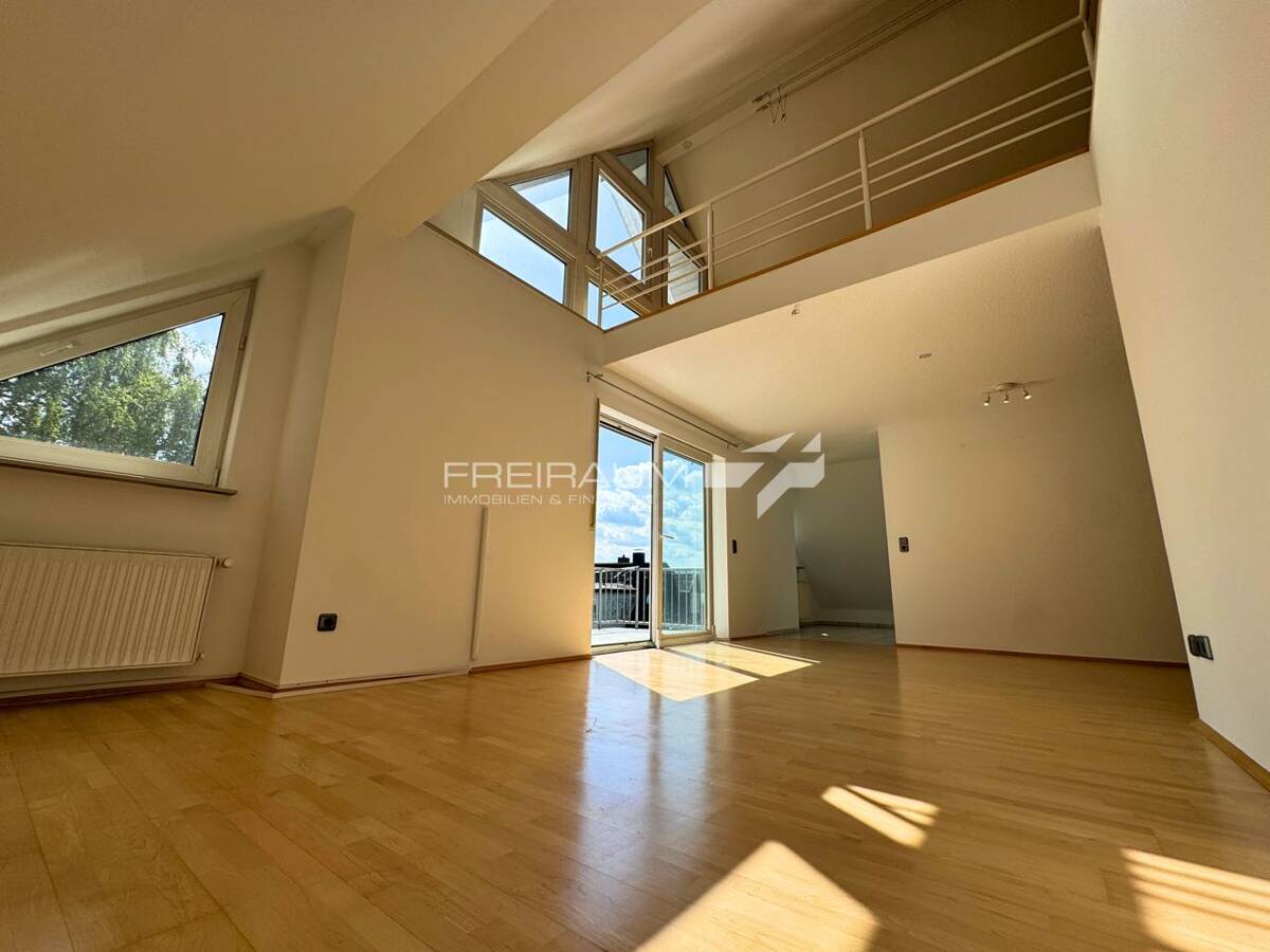 FREIRAUM4 +++ Über den Dächern von Siegen: Stilvolle Maisonette mit Galerie & Balkon in Top-Lage! – 57072 Siegen – Bild 1 von 9