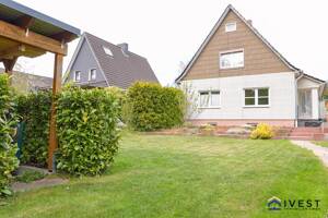 Saniertes Einfamilienhaus mit Wohlfühlfaktor in Lübeck: Sauna, Kachelofen und Garten
