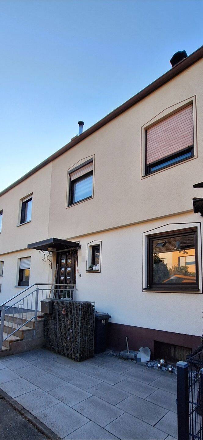 Bezugsfertiges charmantes Reihenhaus mit moderner EBK und Garage – Schwanstetten – Bild 1 von 9