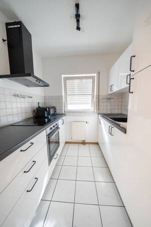 Moderne 2-ZKB mit Balkon, EBK & Stellplatz in kleinem Wohnhaus – 67069 Ludwigshafen am Rhein – Vorschaubild 2