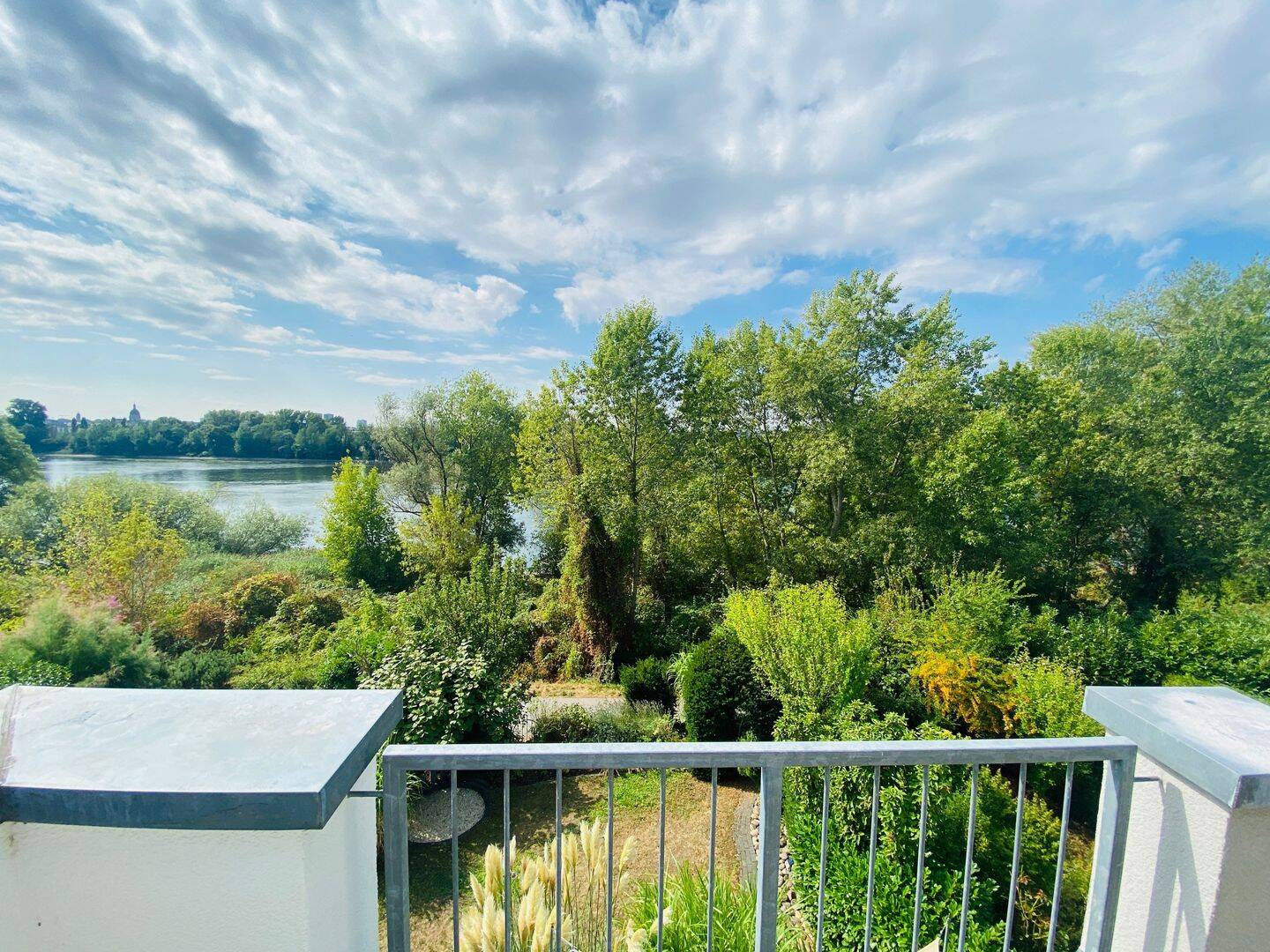 Hochwertiges Wohnhaus - einzigartiger und unverbaubarer Rheinblick!